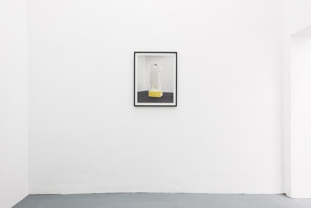 Installation view: Rumors of Glory, Alwin Lay, Kohle auf Papier/ Coal on paper (2015), basis 2017, Foto: Frithjof Kjer