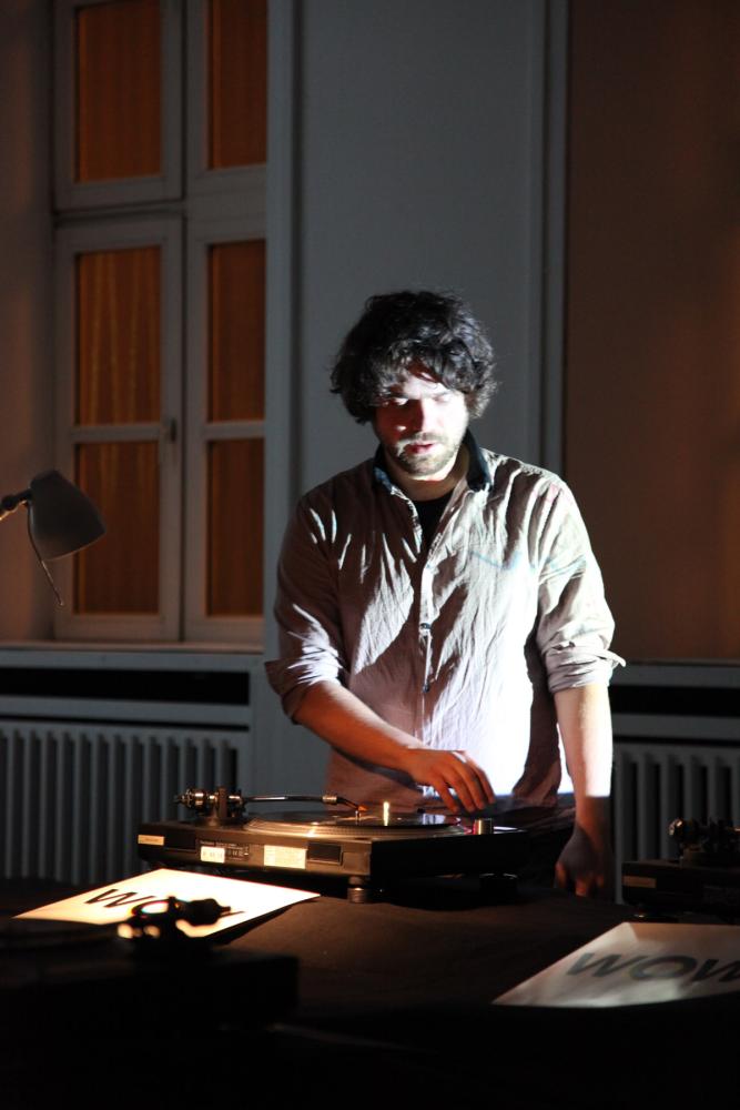 Lecture and performance Heavy Listening, basis 2013, photo: Amin Weber