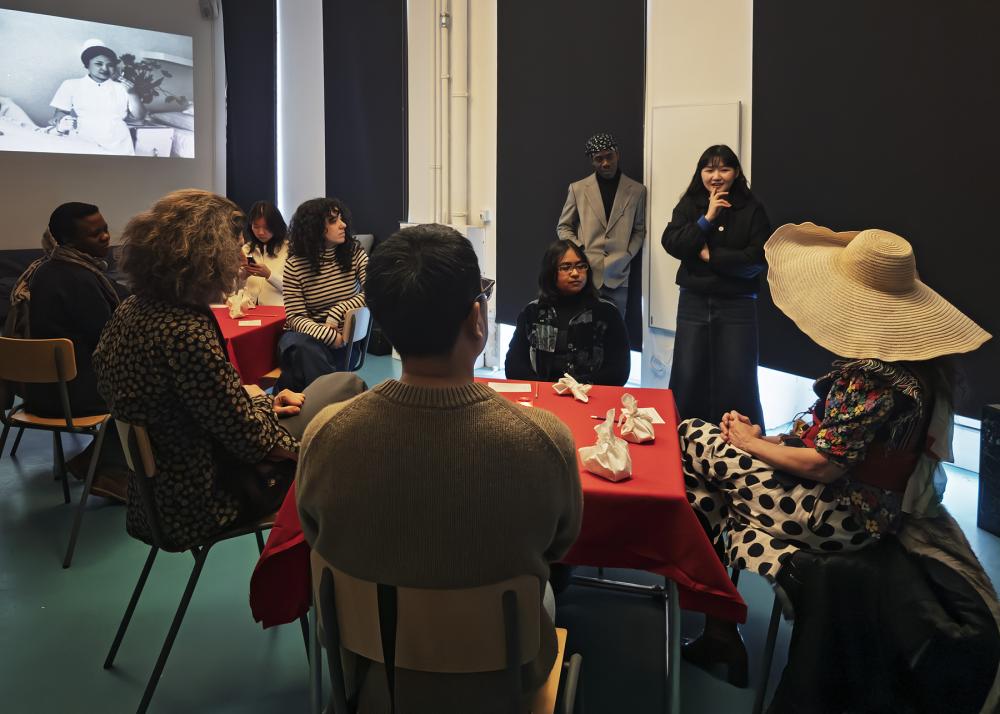 Workshop, SOMETHINGS SMELL OF, Sun Kim & Larry Bonćhaka, basis Leseraum, Foto: Ivan Murzin